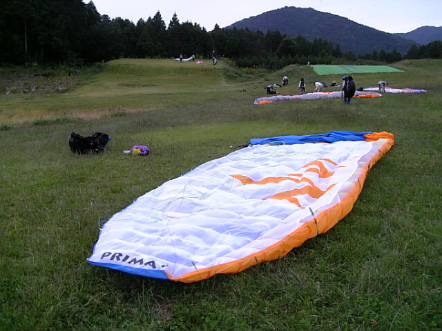 たたみかけのグライダーと滑空練習中の先輩